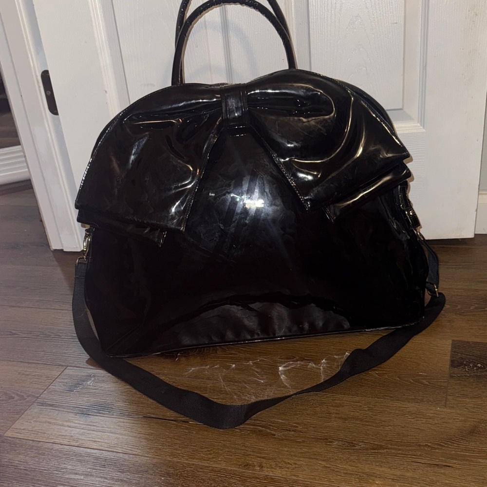 PATENT LEATHER DUFFLE & SHOULDER BAG